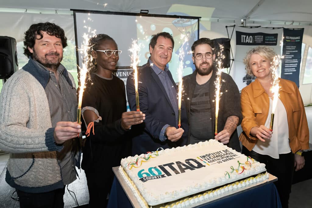 Photo des membres du CA 2023 devant le gâteau du 60e