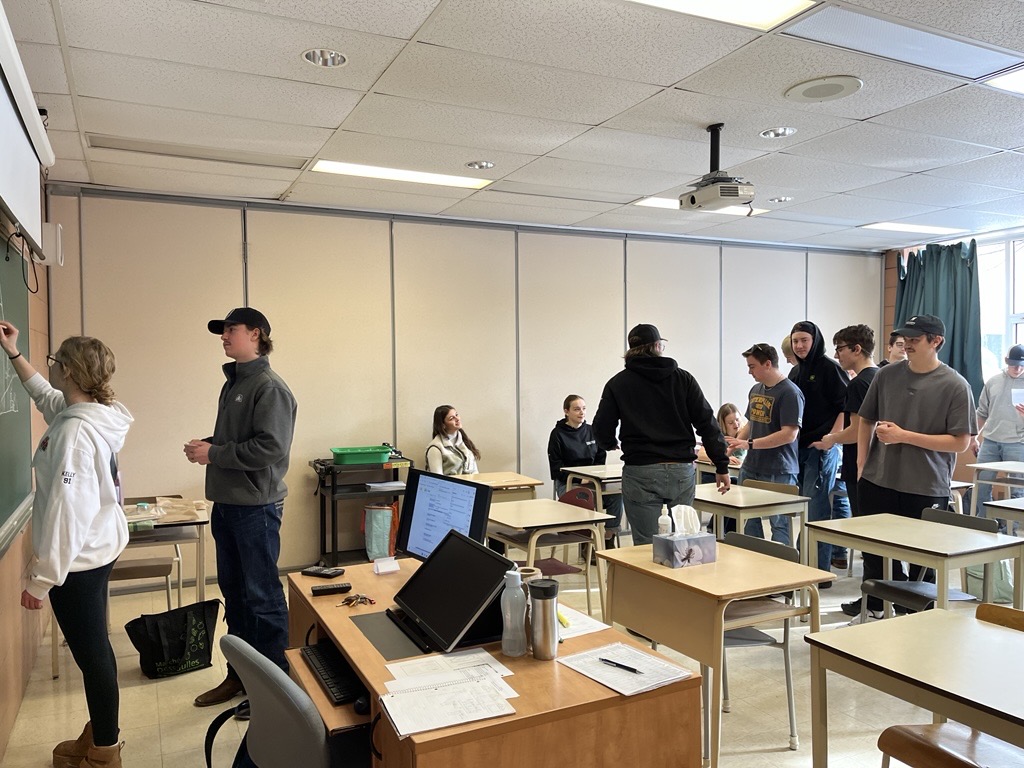 Étudiants du profil laitier effectuant un exercice pédagogique en classe
